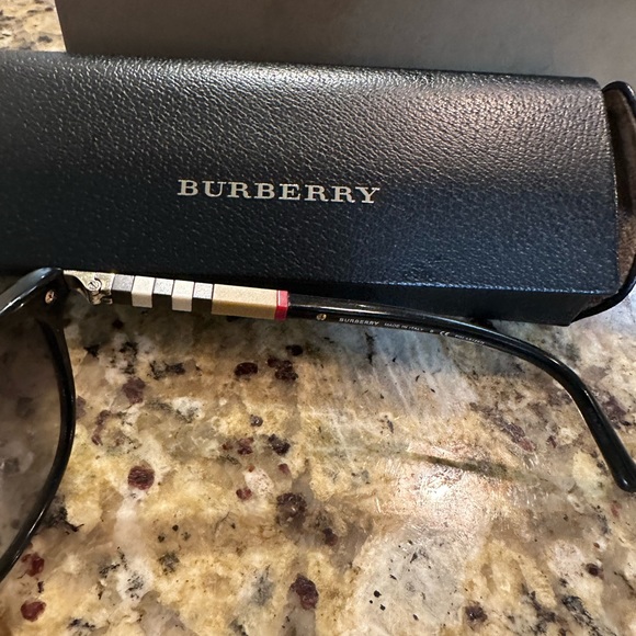 Burberry sunglasses - Picture 5 of 7